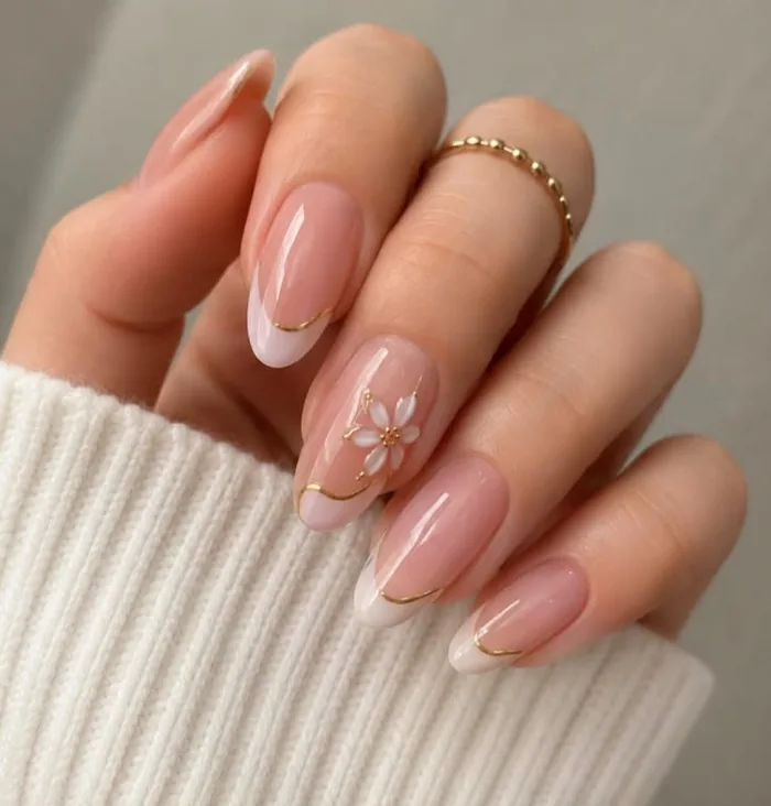 Unhas nude alongadas com francesinha em fio dourado e flor