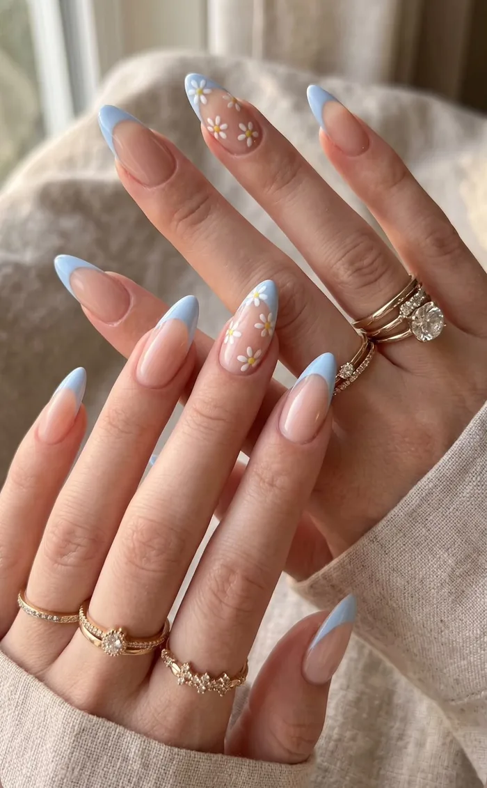 Unhas com francesinha azul clara e florzinhas brancas