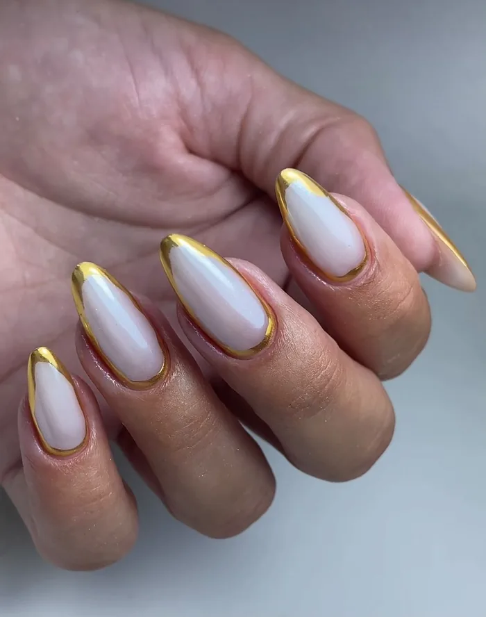 Unhas nude com contorno dourado nas pontas