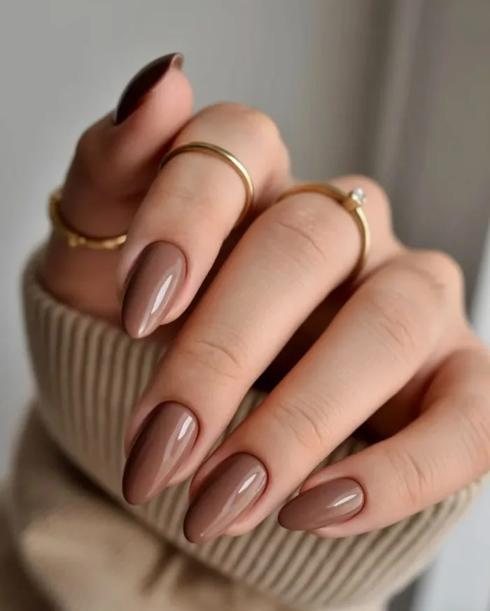 Unhas em tom marrom amendoado com acabamento brilhante