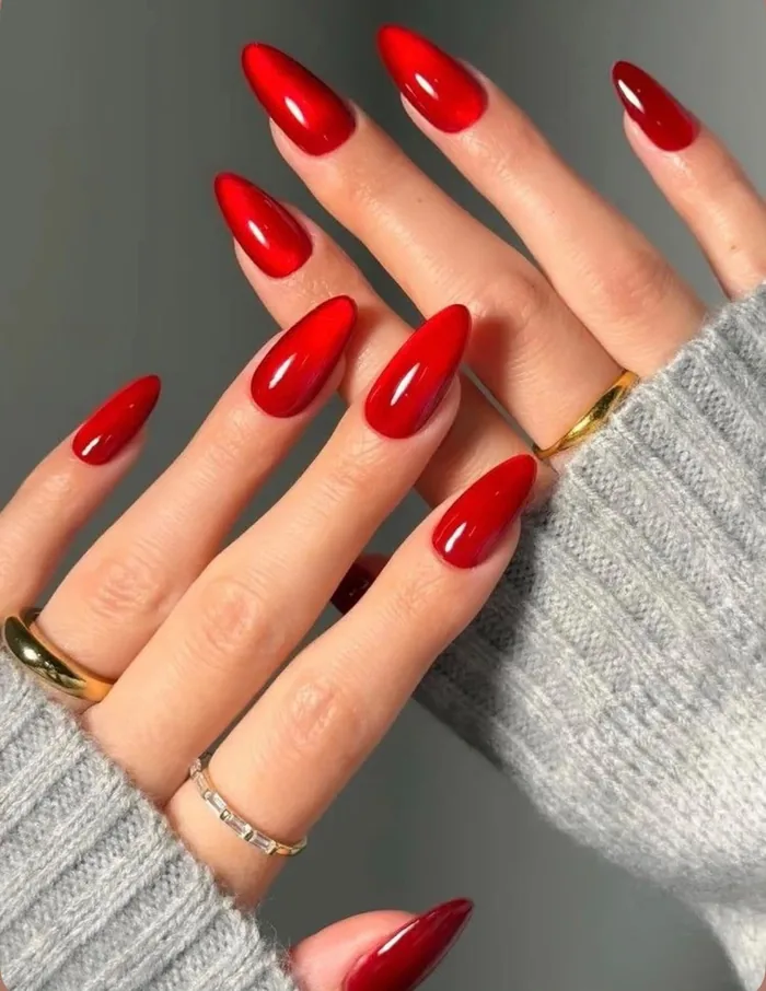 Unhas em vermelho vibrante formato amendoado